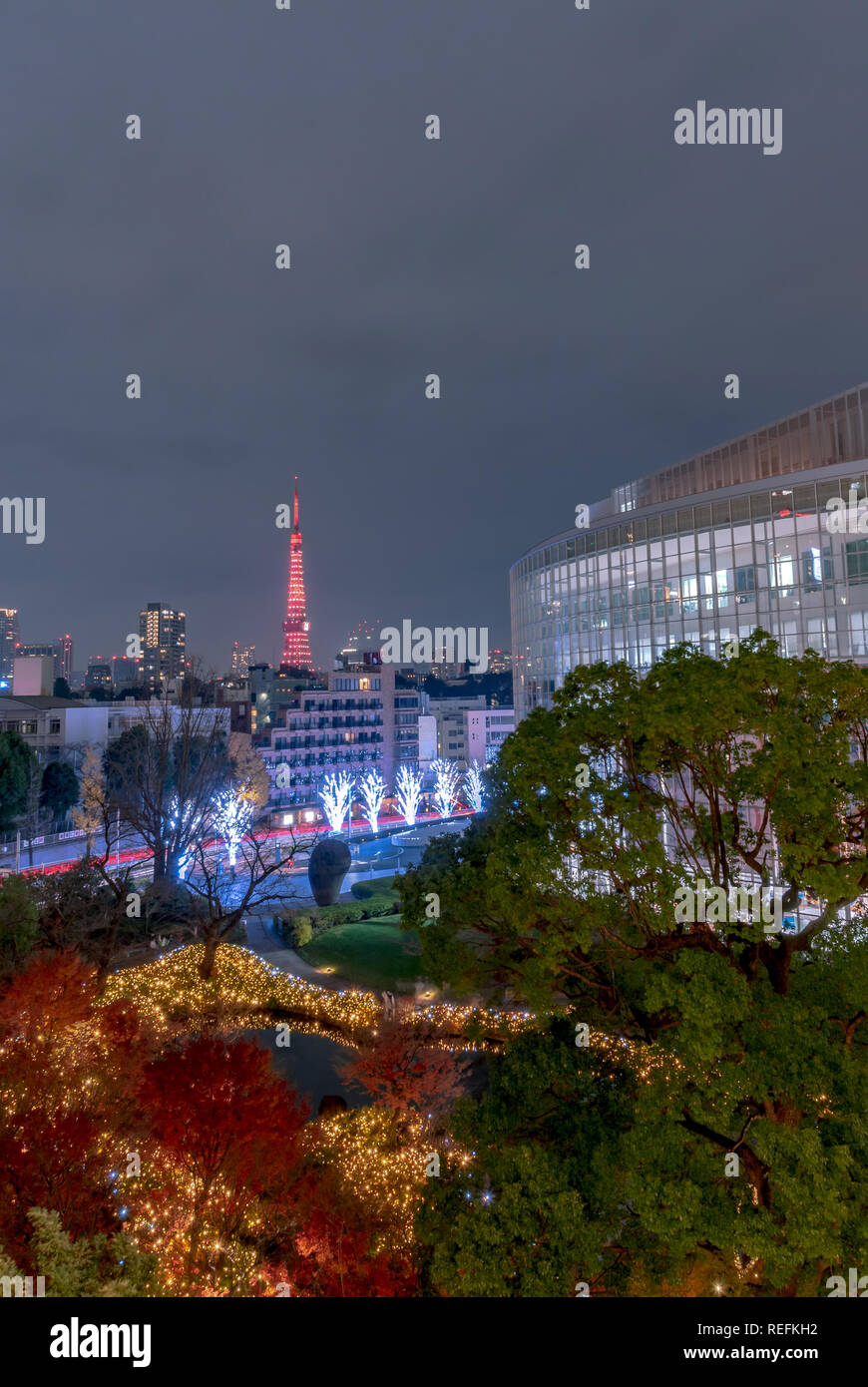 Vue de nuit à Mori jardin pendant l'hiver avec éclairage arrière-plan comme la Tour de Tokyo, Tokyo, Japon. Banque D'Images