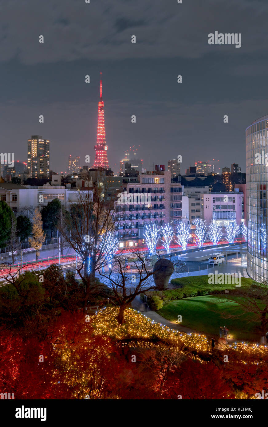 Vue de nuit à Mori jardin pendant l'hiver avec éclairage arrière-plan comme la Tour de Tokyo, Tokyo, Japon. Banque D'Images