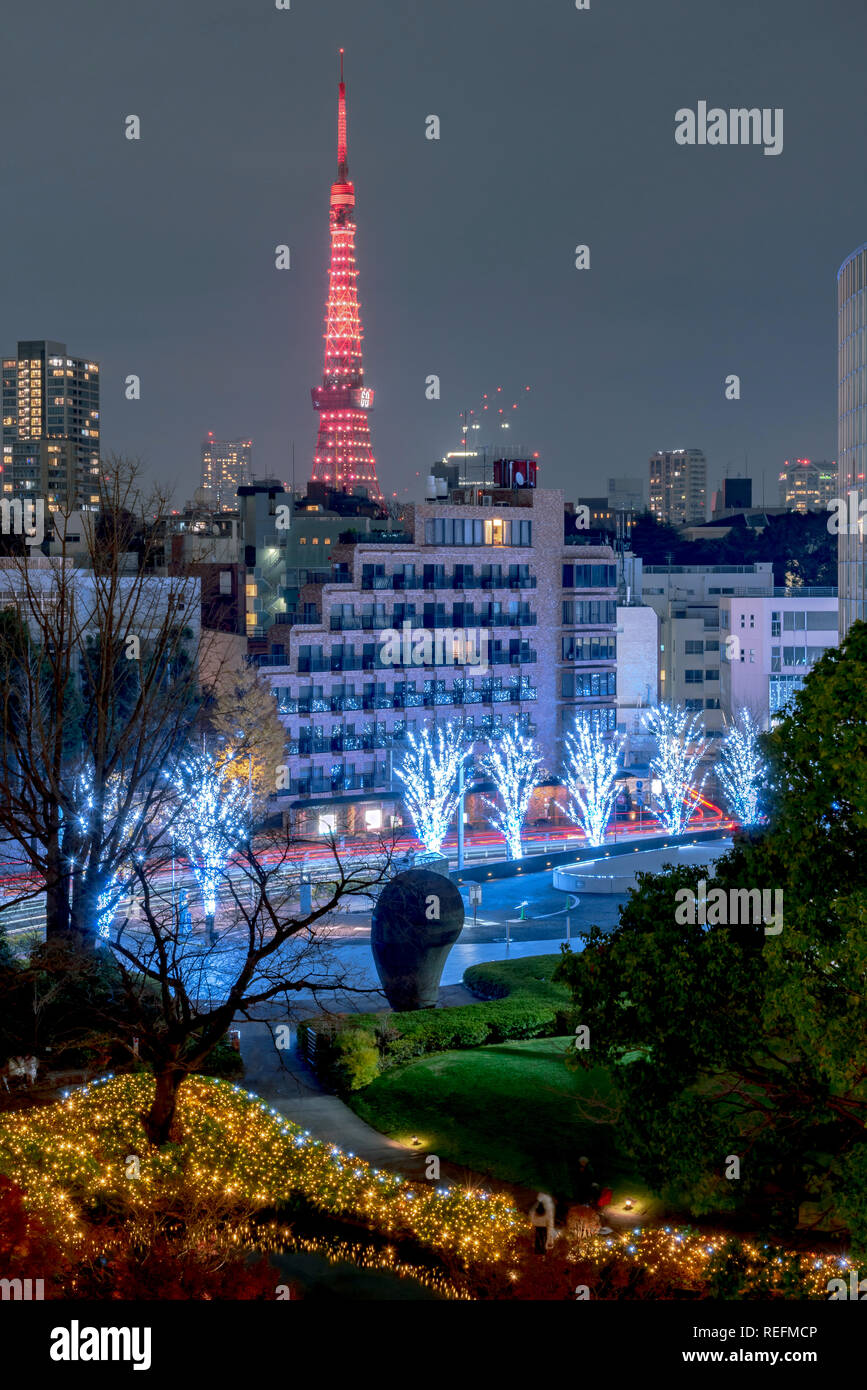 Vue de nuit à Mori jardin pendant l'hiver avec éclairage arrière-plan comme la Tour de Tokyo, Tokyo, Japon. Banque D'Images