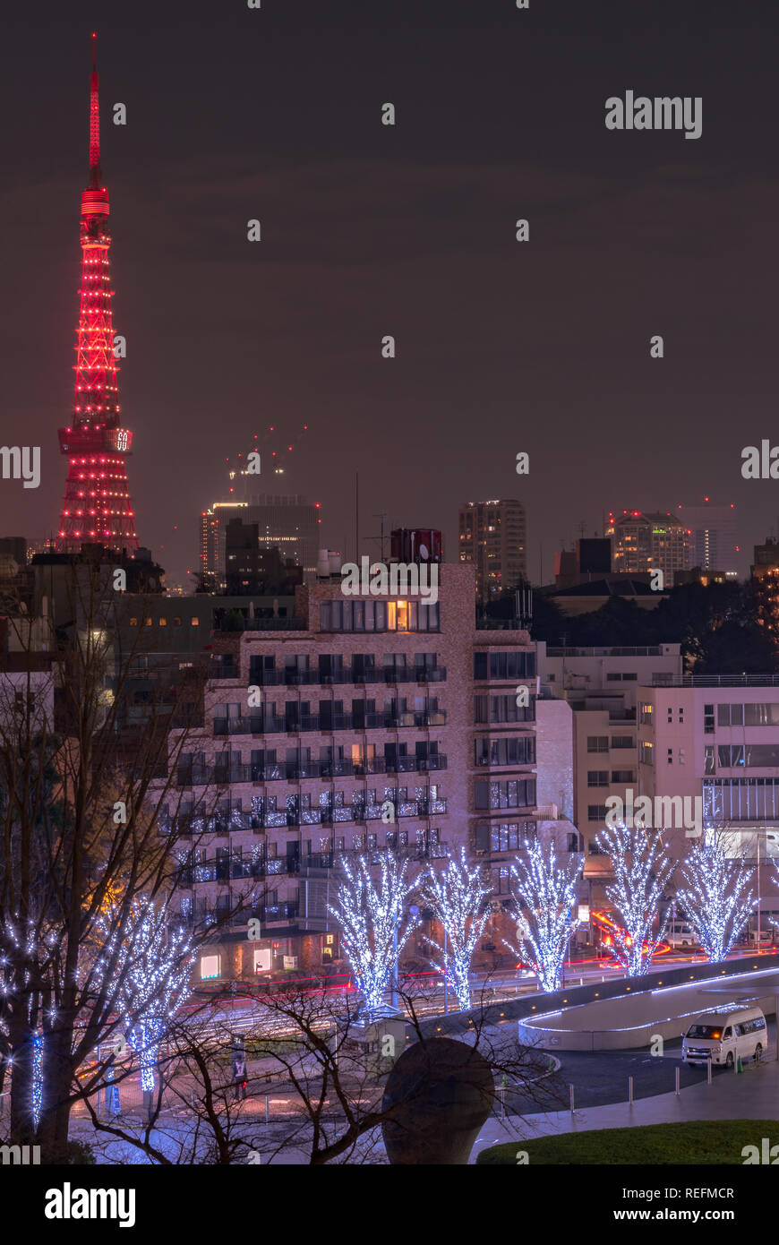Vue de nuit à Mori jardin pendant l'hiver avec éclairage arrière-plan comme la Tour de Tokyo, Tokyo, Japon. Banque D'Images