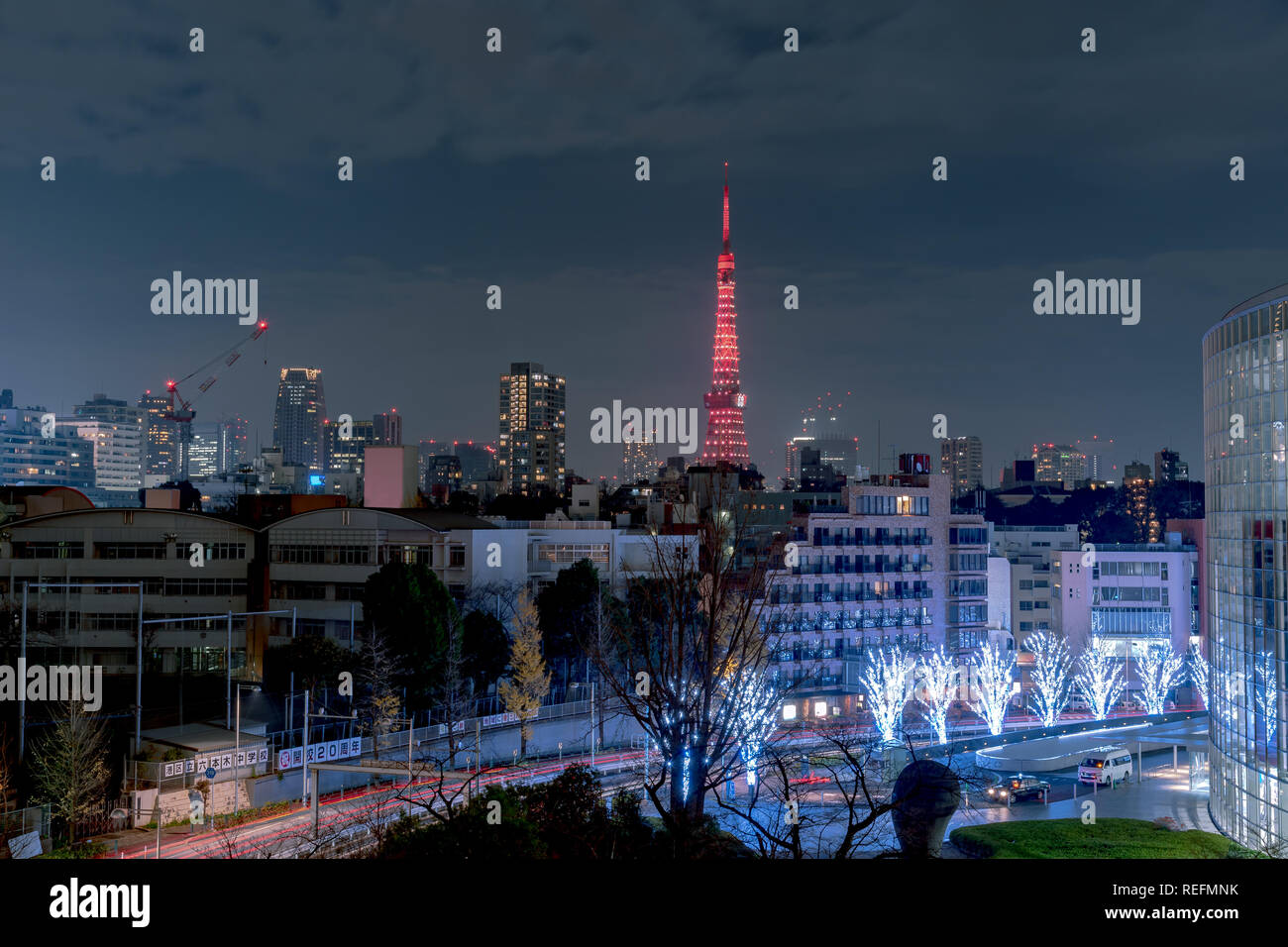 Vue de nuit à Mori jardin pendant l'hiver avec éclairage arrière-plan comme la Tour de Tokyo, Tokyo, Japon. Banque D'Images