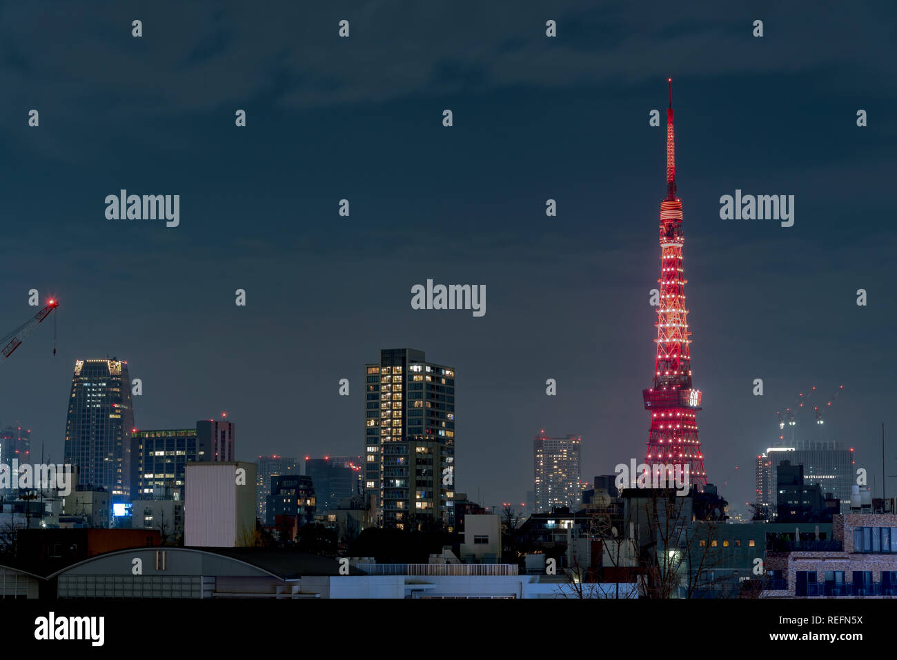 Vue de nuit de la Tour de Tokyo, une tour moderne à Tokyo, Japon. Banque D'Images