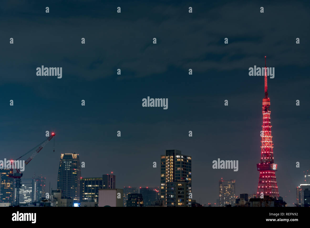 Vue de nuit de la Tour de Tokyo, une tour moderne à Tokyo, Japon. Banque D'Images
