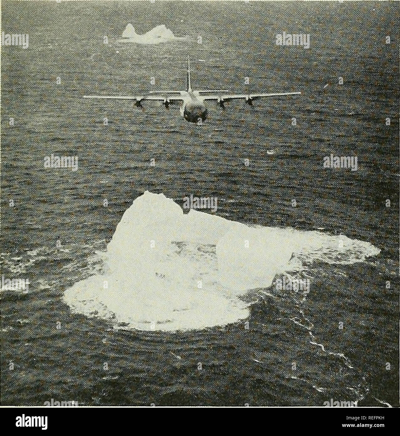 . Examen de la pêche commerciale. La pêche, le commerce du poisson. 13. Fig, 1 - avion de patrouille des glaces Icebergs Hedge-Popping-U depuis la Seconde Guerre mondiale, des avions, navires, n'ont pas effectué la majeure partie de la patrouille des glaces de la chasse de travail et le suivi des icebergs. Dans ce chef-d'une vue sur HC-130-B "Hercules" avion de patrouille des glaces, l'avion est hedge-hopping une rangée d'icebergs au large de la côte du Labrador, le Berg en premier plan a été choisi pour le suivi des mouvements avec les courants en le marquant avec le chlorure de calcium est passé par voie aérienne-rhodamine B (rouge brillant) dye bomb, (Photo : U, S, Garde côtière canadienne) Patrol est Banque D'Images