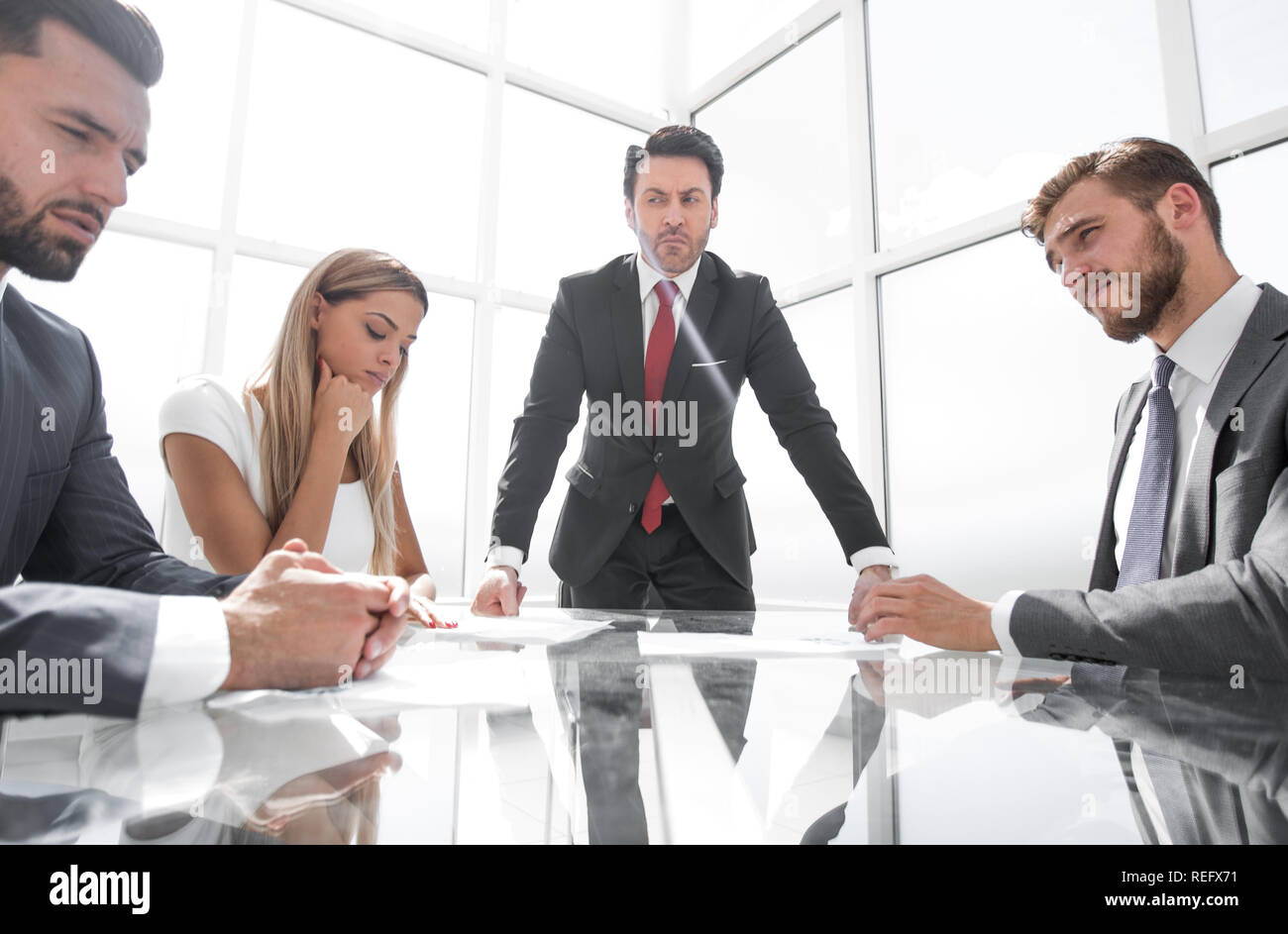 Homme Strict Est Titulaire D Une Reunion De Travail Avec L Equipe Commerciale Photo Stock Alamy Homme Strict Est Titulaire D Une Reunion De Travail Avec L Equipe Commerciale Photo Stock Alamy