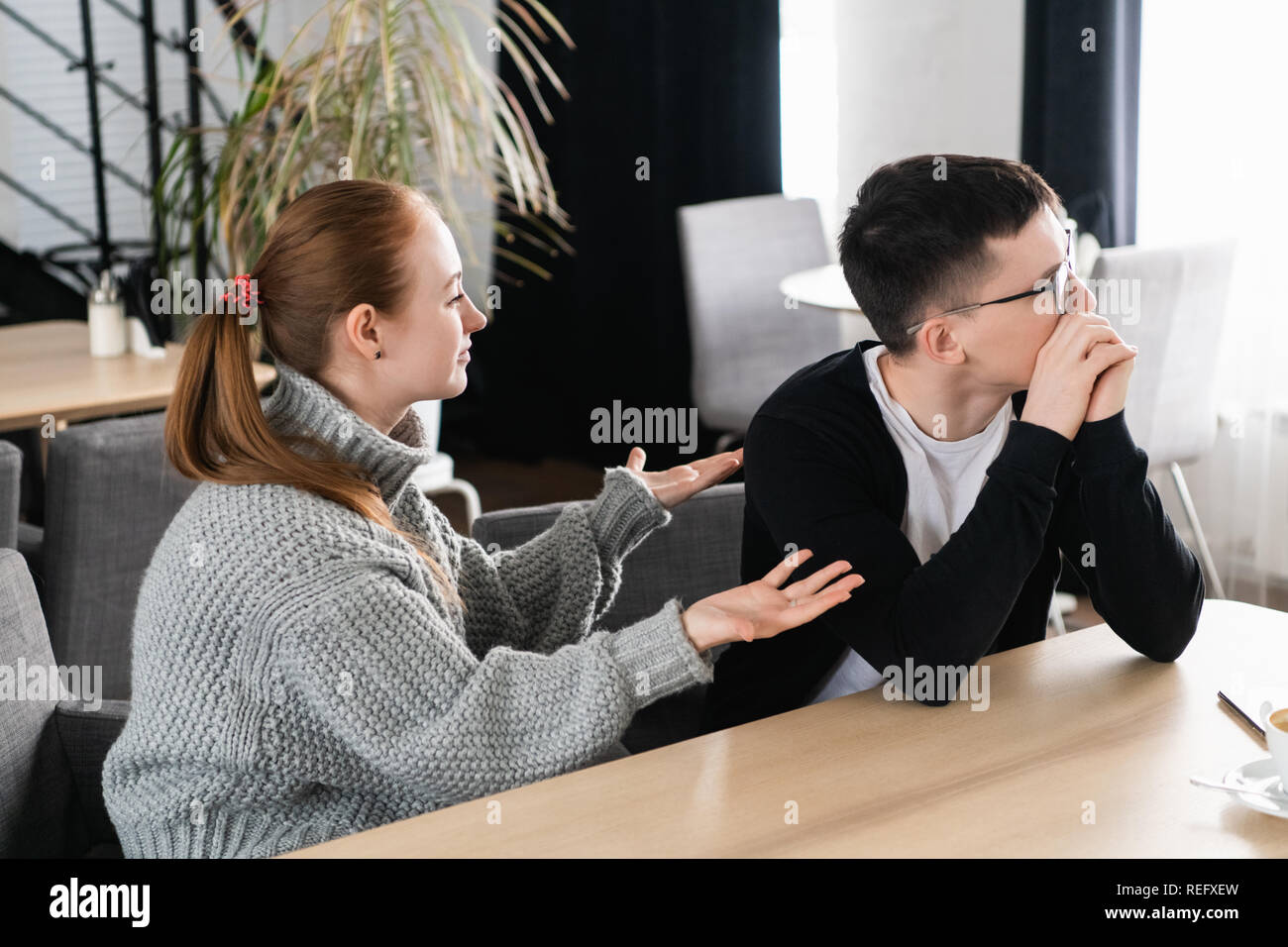 Malheureux jeune couple arguing, épouse en colère à la recherche de mari lui reproche de problèmes, les conflits dans le mariage, de mauvais rapports, l'homme et la femme ayant disputé ou désaccord Banque D'Images