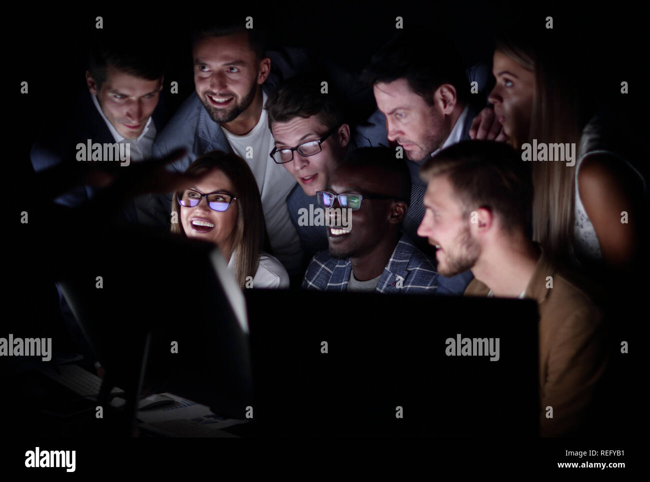 L'équipe d'affaires professionnel est la réalisation d'une session de remue-méninges. Ordinateur, écran, noir Banque D'Images