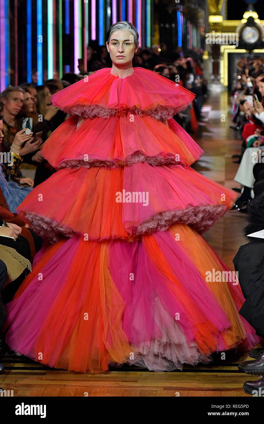 Paris, France. 21 Jan, 2019. Un modèle présente une création de  Schiaparelli durant la Paris Fashion