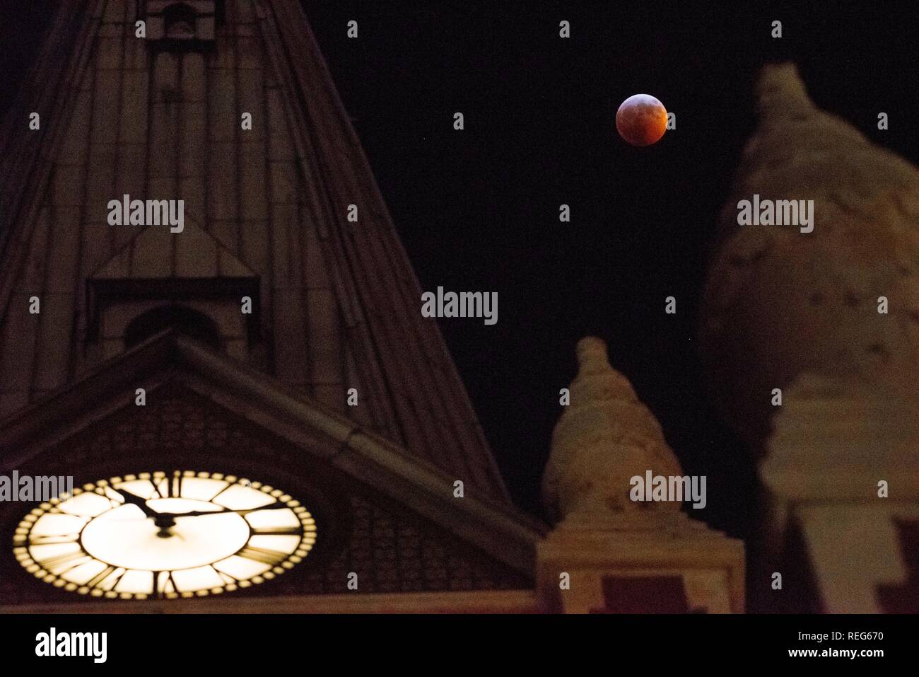 New York, USA. 20 Jan 2019. Un Super Loup Lune de sang vu au-dessus de l'église de Saint Antoine de Padoue à New York lors d'une éclipse lunaire totale le 21 janvier 2019. Crédit : Erik Pendzich/Alamy Live News Banque D'Images