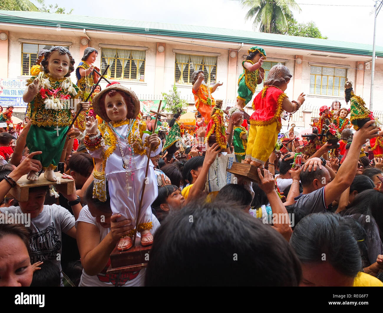 Différents motifs de Sto. Niño de l'habillement ont été observées lors de la fête de la Sto. Niño en Tondo. Les fervents catholiques apportent leurs Sto. Niños d'être béni par l'eau bénite par le curé de Tondo église pour célébrer la fête de l'Enfant Jésus (Santo Niño). Banque D'Images