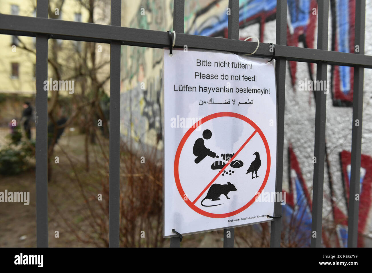 Berlin, Allemagne. 21 Jan, 2019. Un signe du bureau de district Friedrichshain-Kreuzberg 'Veuillez ne pas nourrir' est accroché sur une clôture d'une aire de jeux. Credit : Jens Kalaene Zentralbild-/dpa/ZB/dpa/Alamy Live News Banque D'Images