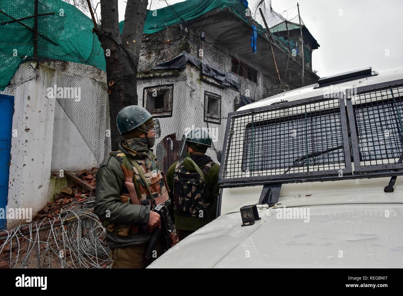 Troopers paramilitaires montent la garde pendant une manifestation à Srinagar, Cachemire sous administration indienne. Manifestations dans la localité de Srinagar Habba Kadal après un garçon a été touché par une pierre lancée par un soldat paramilitaire le laissant gravement blessé. Pendant ce temps, un médecin de l'hôpital a dit que le garçon a subi des contusions dans son cerveau et de fracture des os de la tête en deux. Banque D'Images