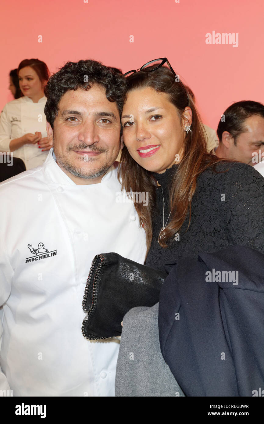 Paris, France. 21Th Jan, 2019. Le nouveau trois-étoiles Mauro Colagreco et son épouse assistent à la cérémonie de 2019 étoiles Michelin à la Salle Gaveau le 21 janvier 2019, Paris, France. Credit : Bernard Menigault/Alamy Live News Banque D'Images