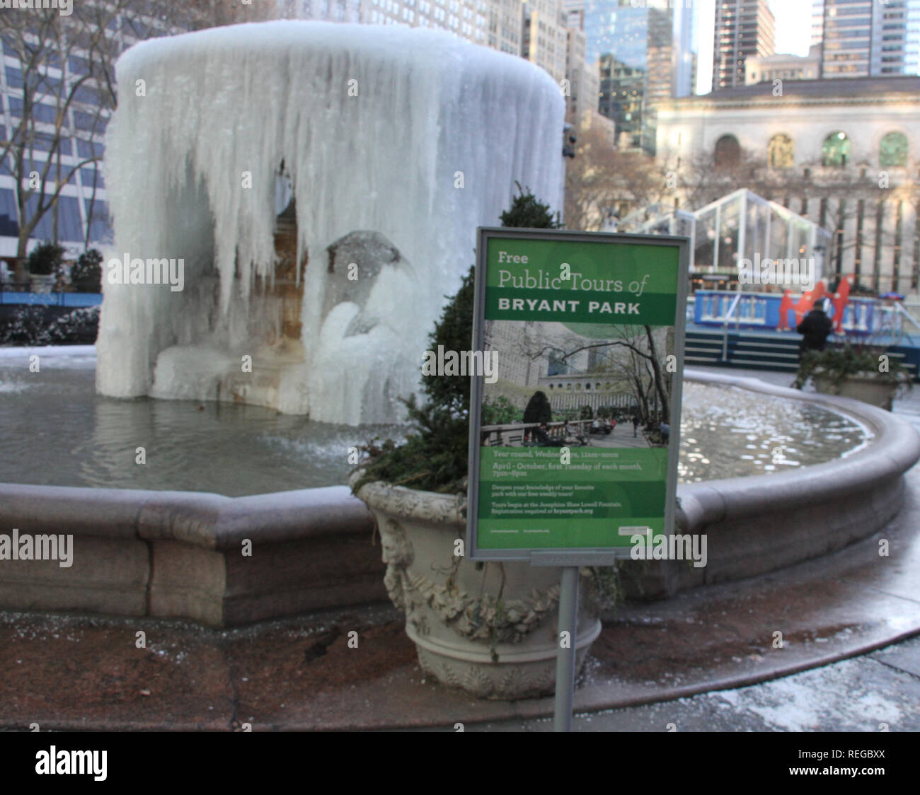 NEW YORK, NY - 22 janvier : Vue de Bryant Park's Josephine Shaw Lowell Fontaine l'eau congelée est suspendu sous forme de glace en raison d'hier et d'aujourd'hui la congélation basse température dans la ville de New York. 22 janvier, 2019. RW/MediaPunch Crédit Crédit : MediaPunch Inc/Alamy Live News Banque D'Images