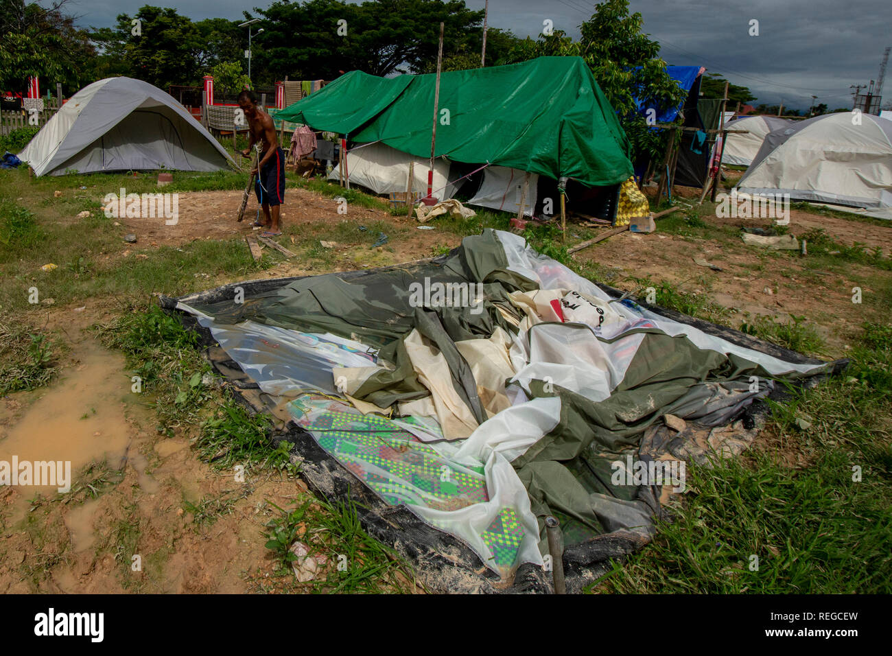 Donggala, Central Sulawesi, Indonésie. 22 janvier, 2019. Résidents affectés par le séisme et le tsunami ont été actifs dans leurs tentes endommagées par le vent et la pluie dans le camp de réfugiés de Gunung Balle Village, Donggala, Central Sulawesi, Indonésie, le mardi (22 janvier 2019). Au moins 60 des 153 unités de tente des réfugiés dans le camp ont été endommagés après de forts vents et de fortes pluies a frappé le camp tôt mardi. La météorologie locale et de Géophysique (Agence) a averti BMKG de phénomènes météorologiques cette semaine. photo par bmzIMAGES/Basri Marzuki Crédit : bmzIMAGES/Alamy Live News Banque D'Images