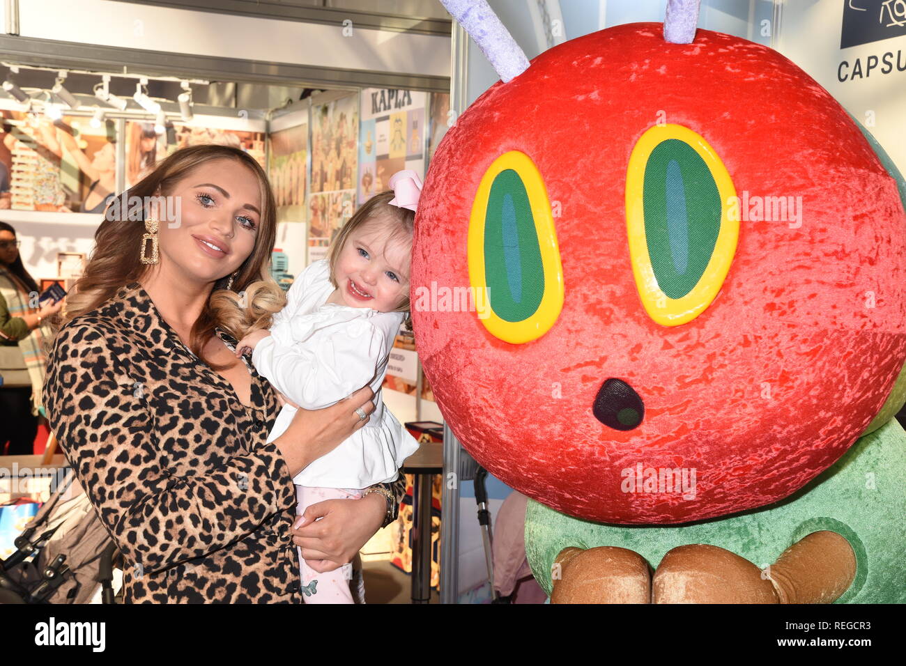 22 janvier, 2019. Amy Childs et sa fille Polly pose avec l'Hungry Caterpillar, Roma la PRAM, le Toy Fair, Olympia, Londres. UK Crédit : michael melia/Alamy Live News Banque D'Images