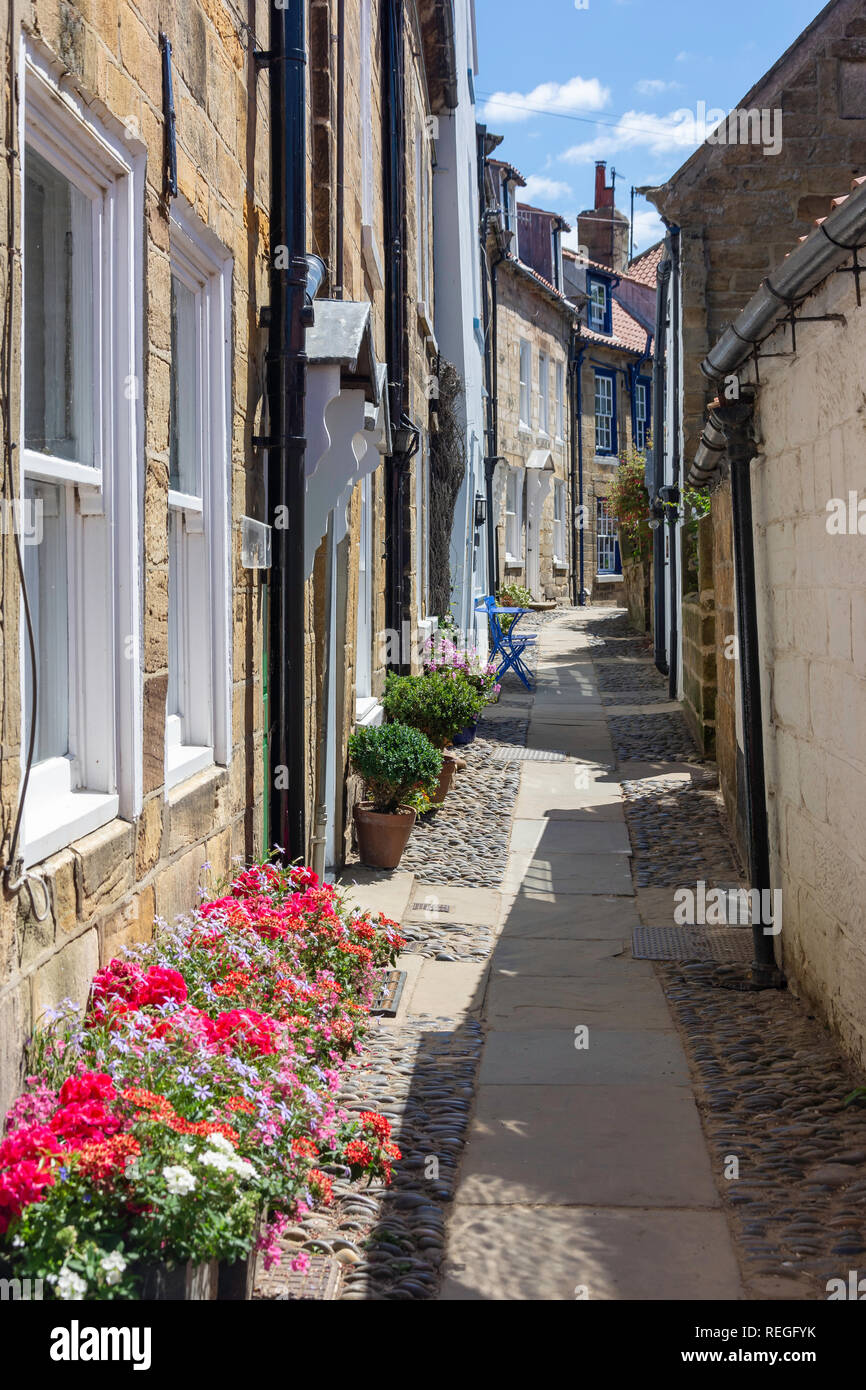 Rue étroite dans Robin Hood's Bay, North Yorkshire, Angleterre, Royaume-Uni Banque D'Images
