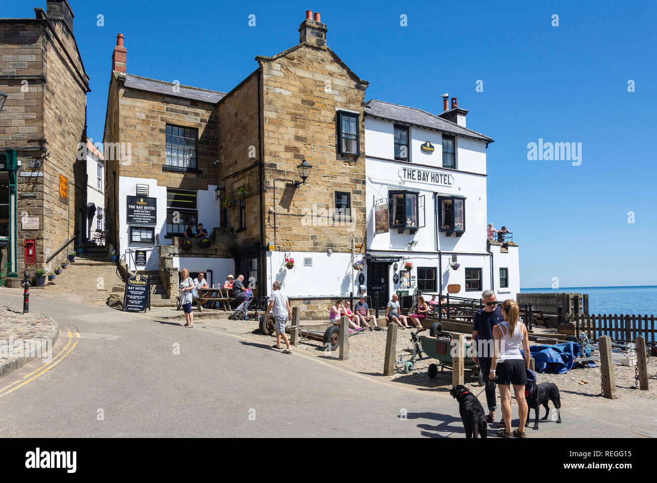 The Bay Hotel, The Dock, Robin Hood's Bay, North Yorkshire, Angleterre, Royaume-Uni Banque D'Images