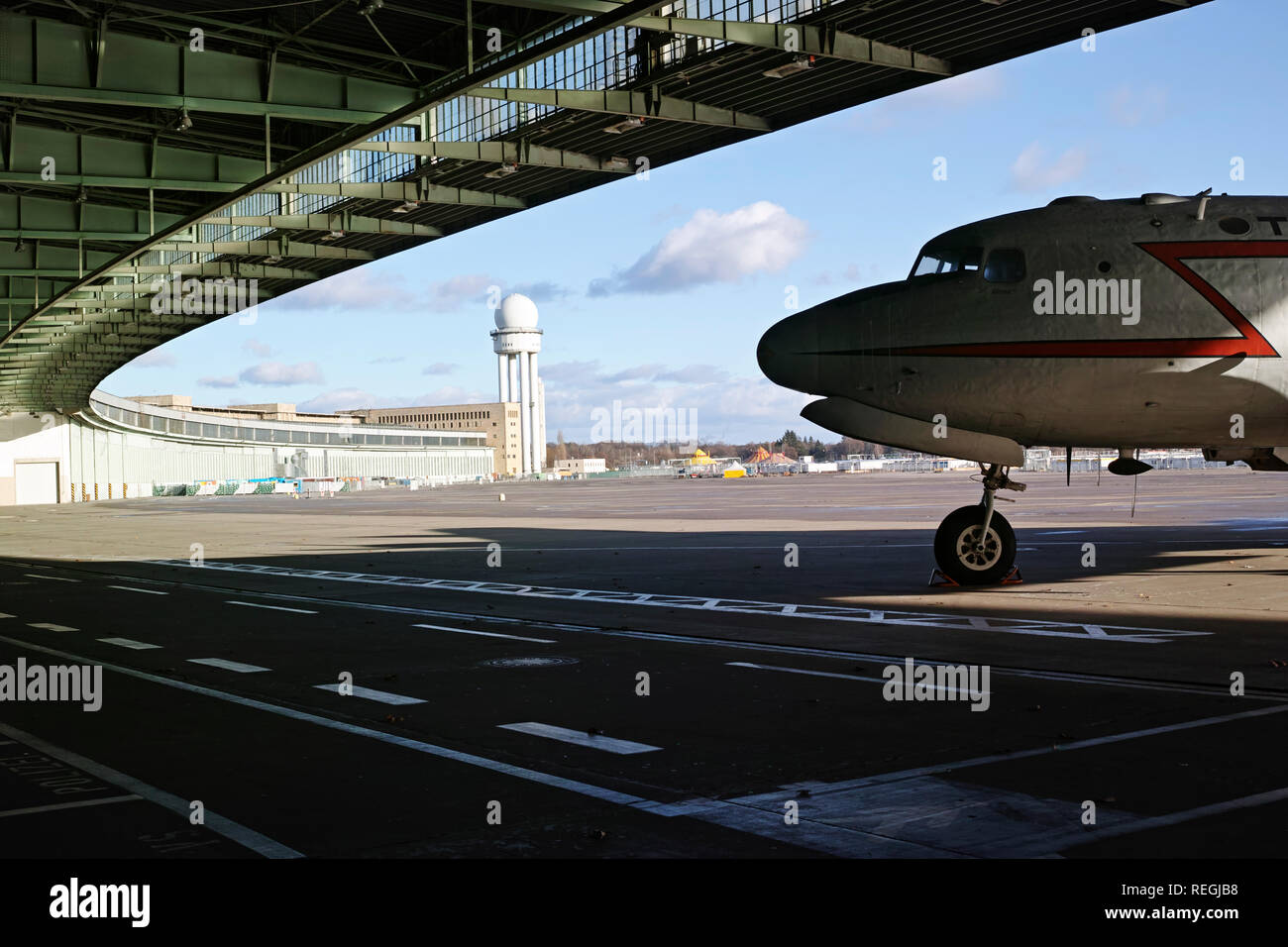 Aéroport Templehof à Berlin Allemagne piste de l'aéroport avec un vieil avion garé Banque D'Images