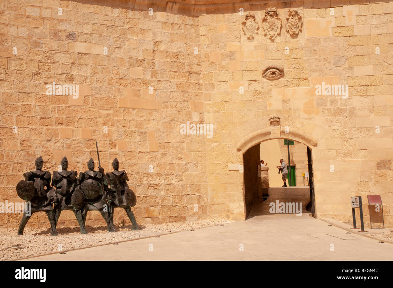 Porta del Soccorso gate au Fort St Elme Musée National de la guerre gardé par quatre chevaliers de bronze et surplombé par l'oeil d'Osiris, La Valette, Malte. Banque D'Images