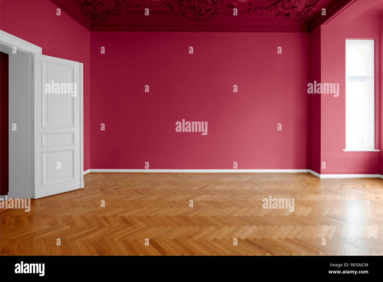 Murs de couleur rouge dans les nouvelles chambres peintes après rénovation Banque D'Images