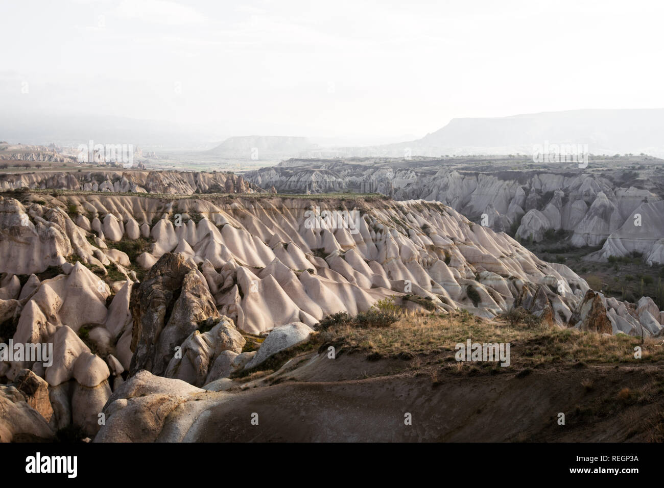 Amazing lever du soleil dans les montagnes de la Cappadoce, Turquie. Photographie de paysage voyage Banque D'Images