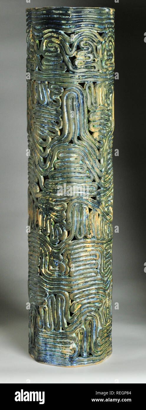 Vitrage céramique bleu vert vase cylindrique enroulé Banque D'Images
