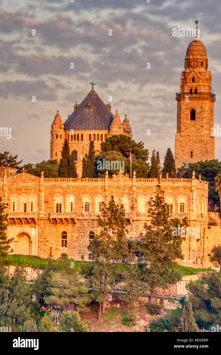 Voir l'église de la Dormition de sur la montagne de Sion, Jérusalem, Israël. Basilique, memorial au coucher du soleil Banque D'Images