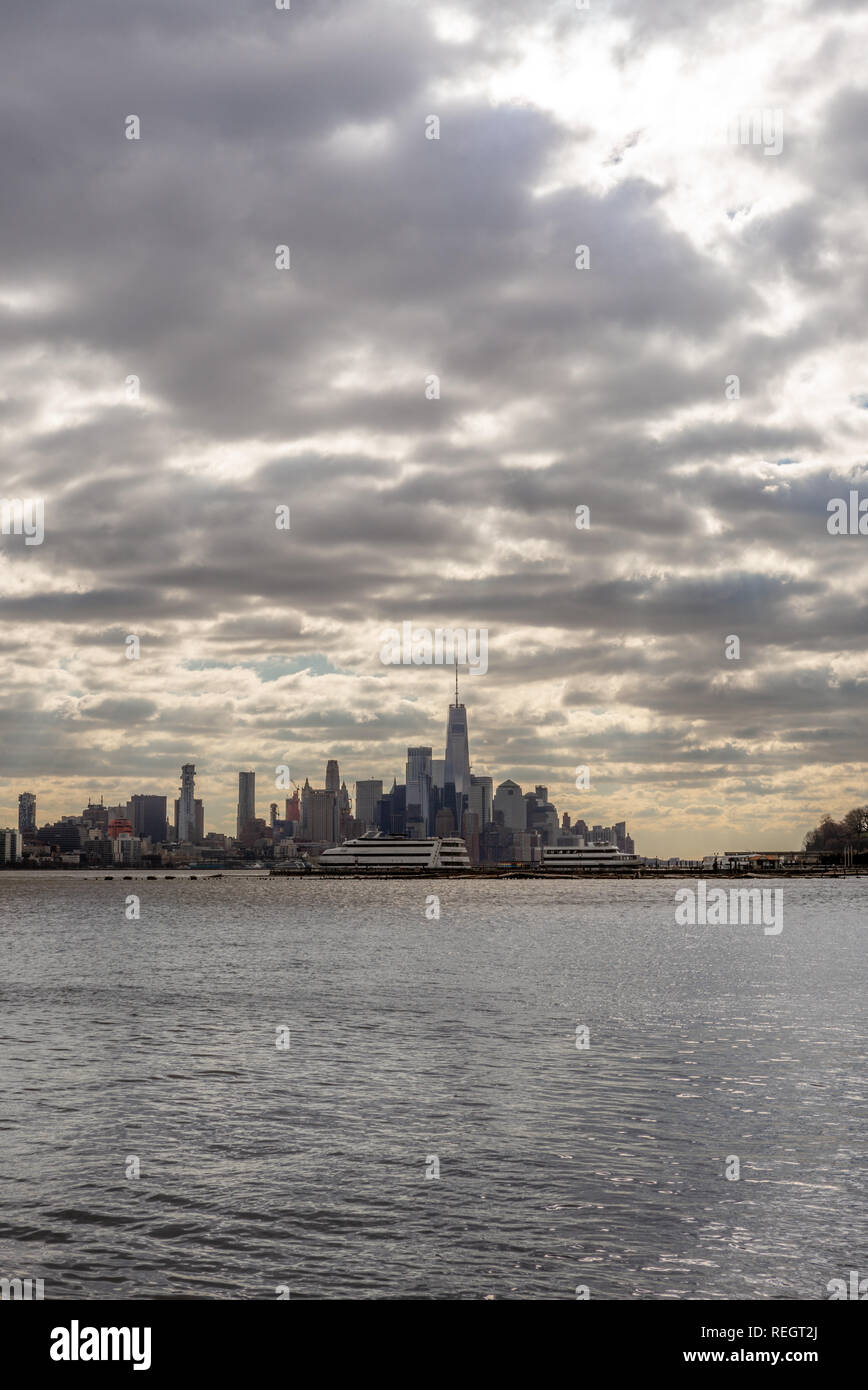 Vue sur les gratte-ciel de Manhattan New York et l'Hudson River en hiver de Weehawken - 2 Banque D'Images