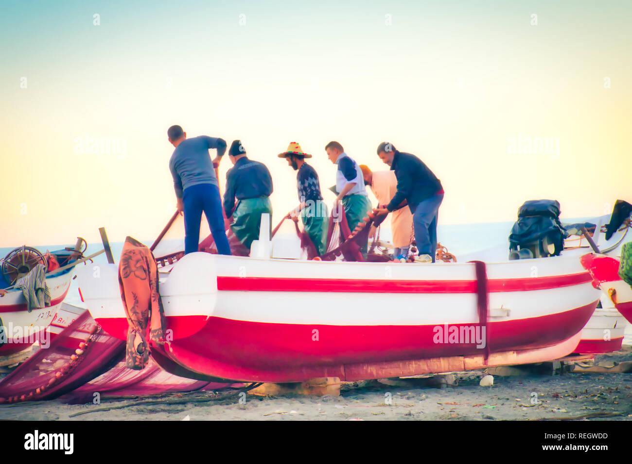 Oued Laou, Chefchaouen, Maroc - le 3 novembre 2018 : les pêcheurs préparent leurs filets pour petit bateau pour aller pêcher. Banque D'Images