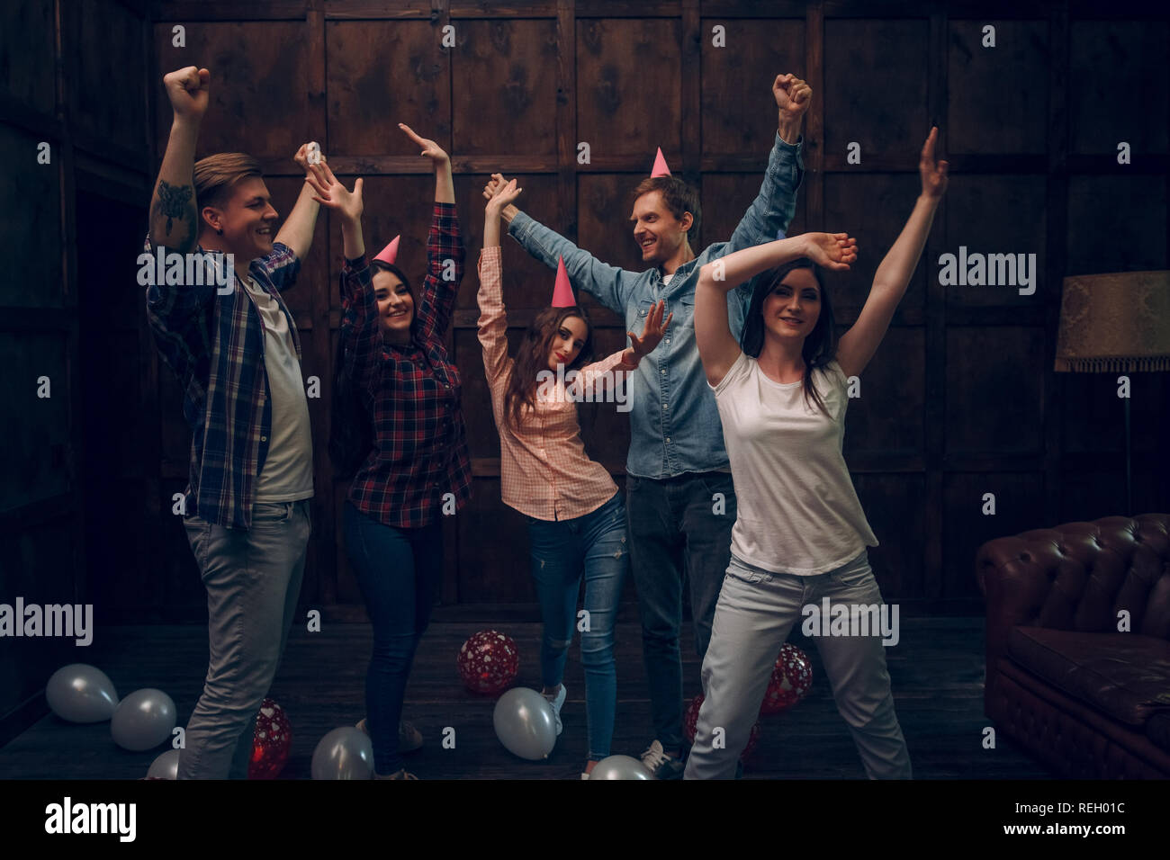 Groupe d'amis dance at Birthday party Banque D'Images