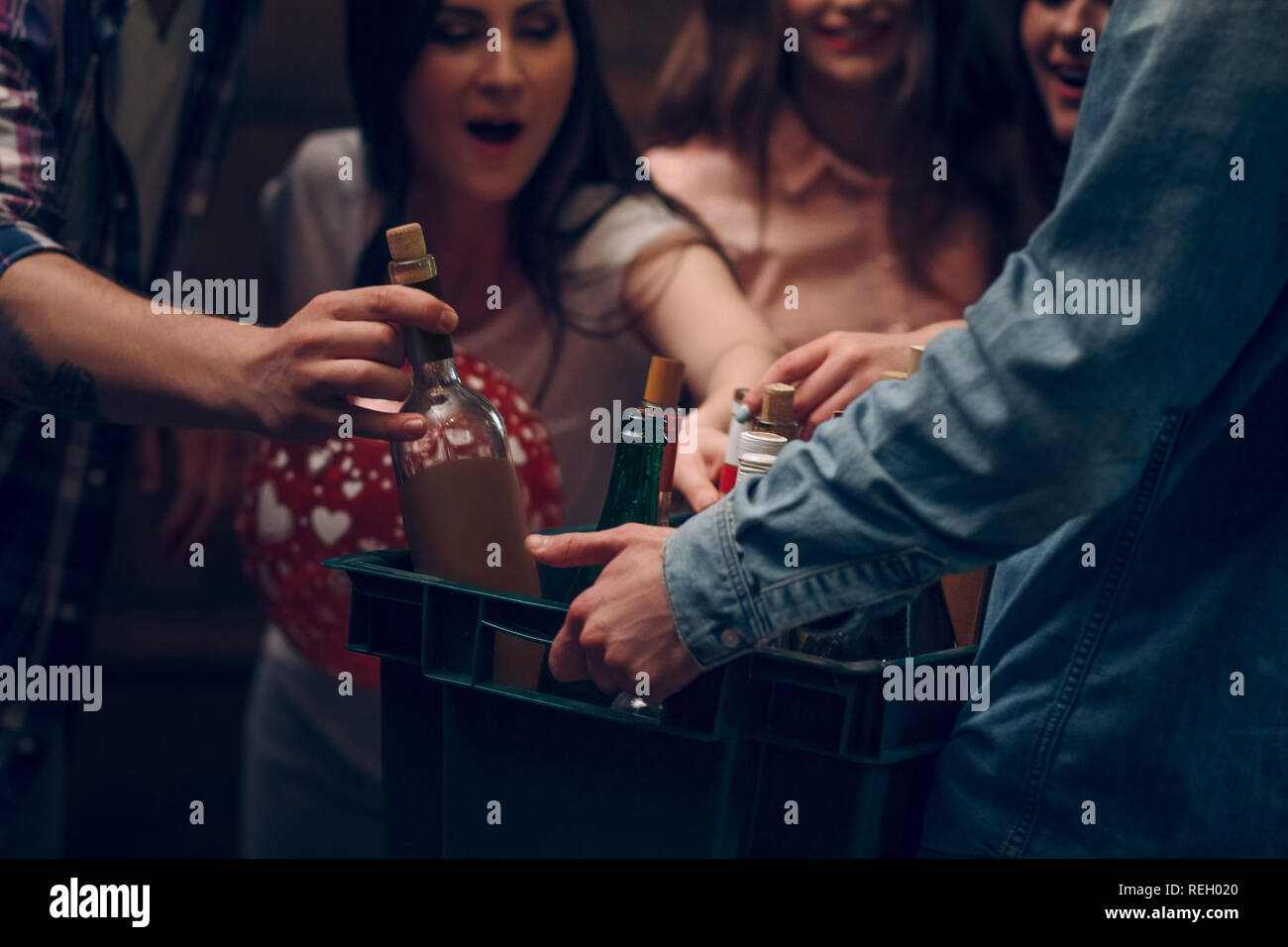 Man holding box avec des bouteilles de champagne lors d'une fête Banque D'Images