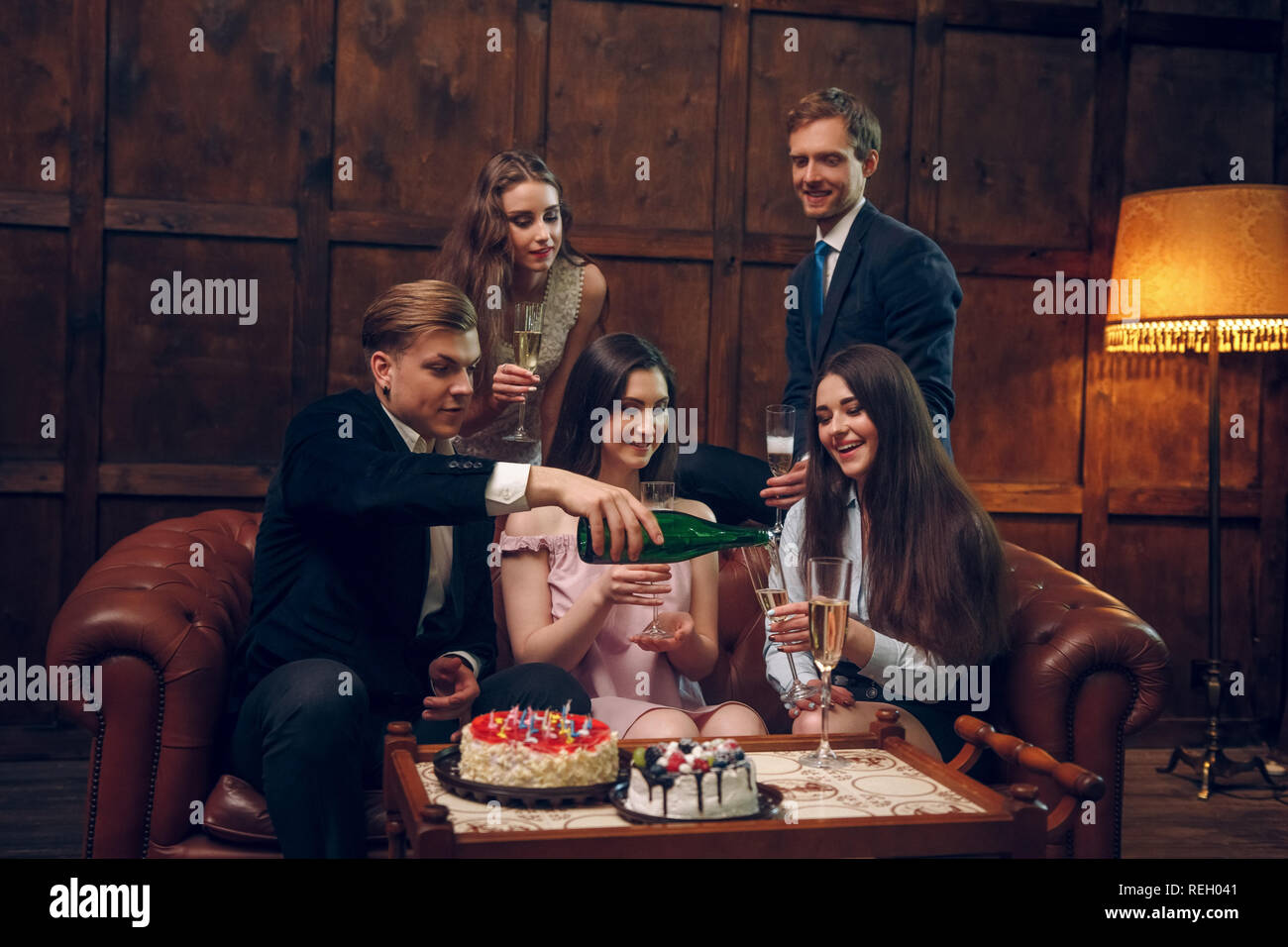 Joyeux Anniversaire Fete D Amis En Buvant Du Champagne Et Manger Un Gateau Photo Stock Alamy Joyeux Anniversaire Fete D Amis En Buvant Du Champagne Et Manger Un Gateau Photo Stock Alamy