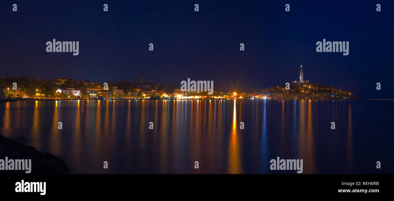 Vue panoramique de la ville croate Rovinj Tir de nuit Banque D'Images