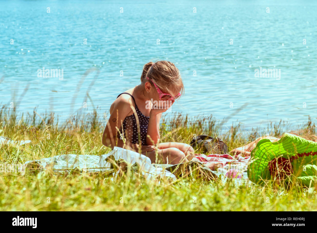 La Fille Est Triste Sur La Plage Une Fille En Maillot De