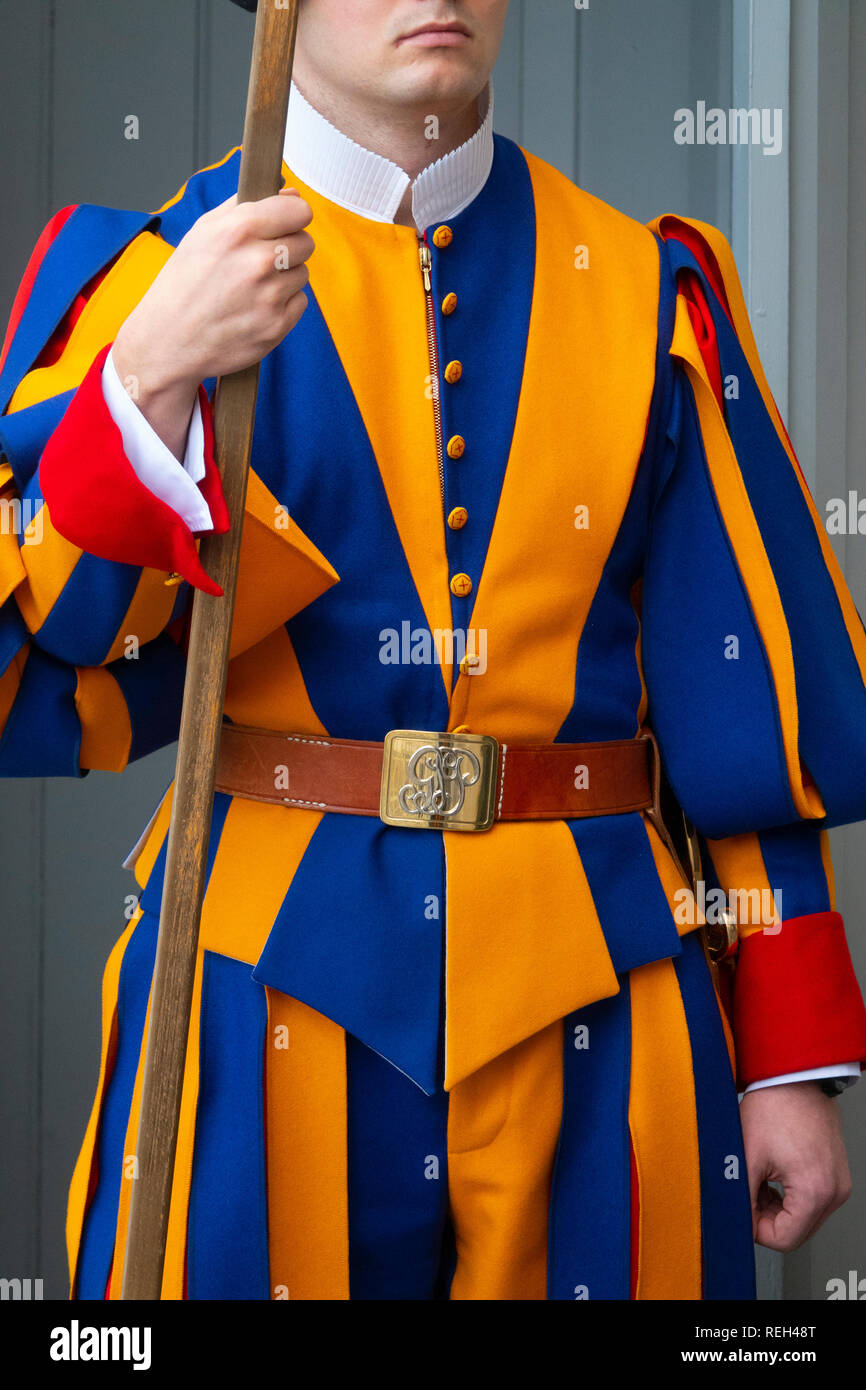 L'Europe garde suisse du Vatican à la main à côté de la Basilique St Pierre Banque D'Images