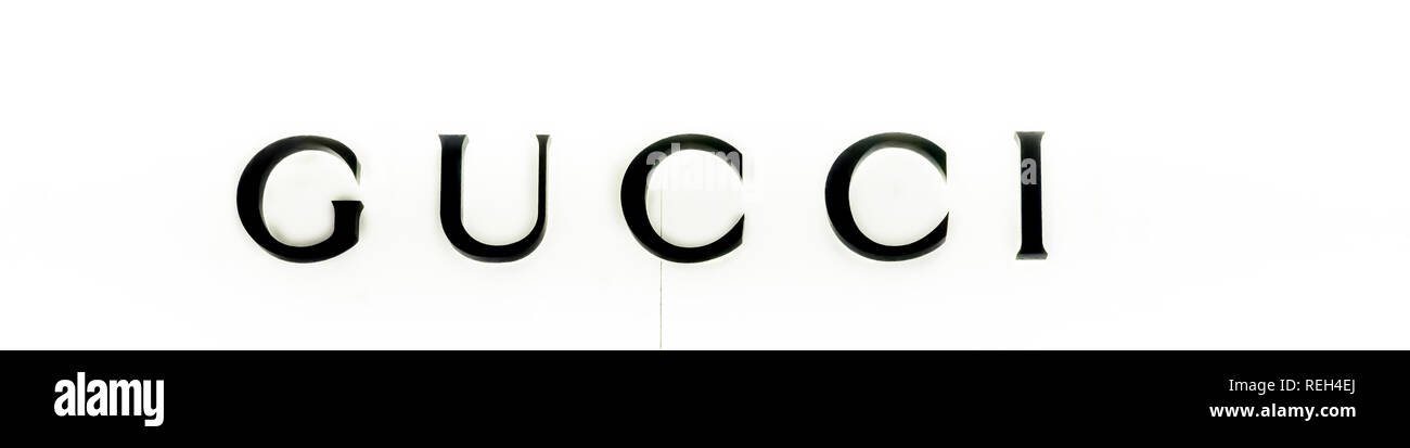 PARIS, FRANCE - NOVEMBRE vers 2018. Gucci store front dans la galerie marchande de l'aéroport Charles de Gaulle à Paris. Gucci est une marque de luxe de la mode italienne Banque D'Images