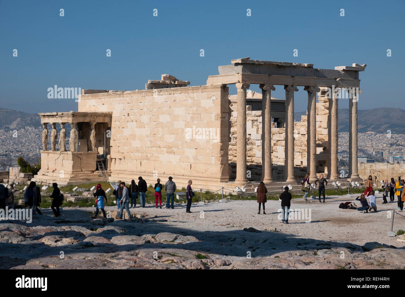 Europe Grèce Athènes Acropole Athéna Eréchtheio Pandroseion colonnes de femmes avec la ville d'Athènes dans l'arrière-plan Banque D'Images