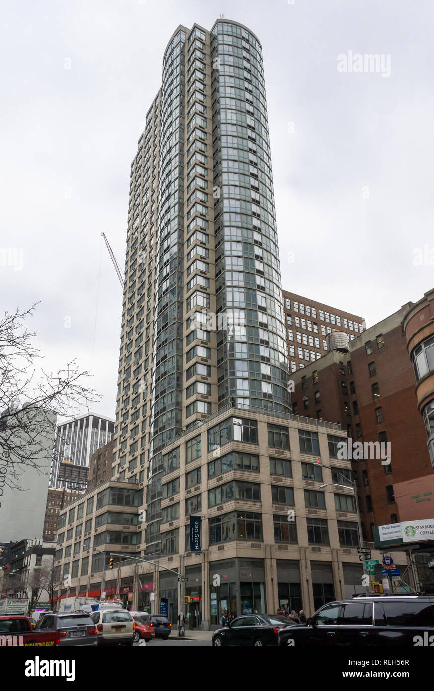 La Chelsea apartment building at Archstone 800, Sixième Avenue à New York le mercredi, Janvier 16, 2019. L'équité en matière d'immeuble d'woners est signalé dans un contrat pour vendre les 36 étages de l'unité 266 luxury apartment building à Greystar Resources pour un rapporté 240 millions de dollars. Greystar Resources est le plus grand responsable de l'appartement résidentiel aux États-Unis avec plus de 150 000 unités de son portefeuille. (Â© Richard B. Levine) Banque D'Images