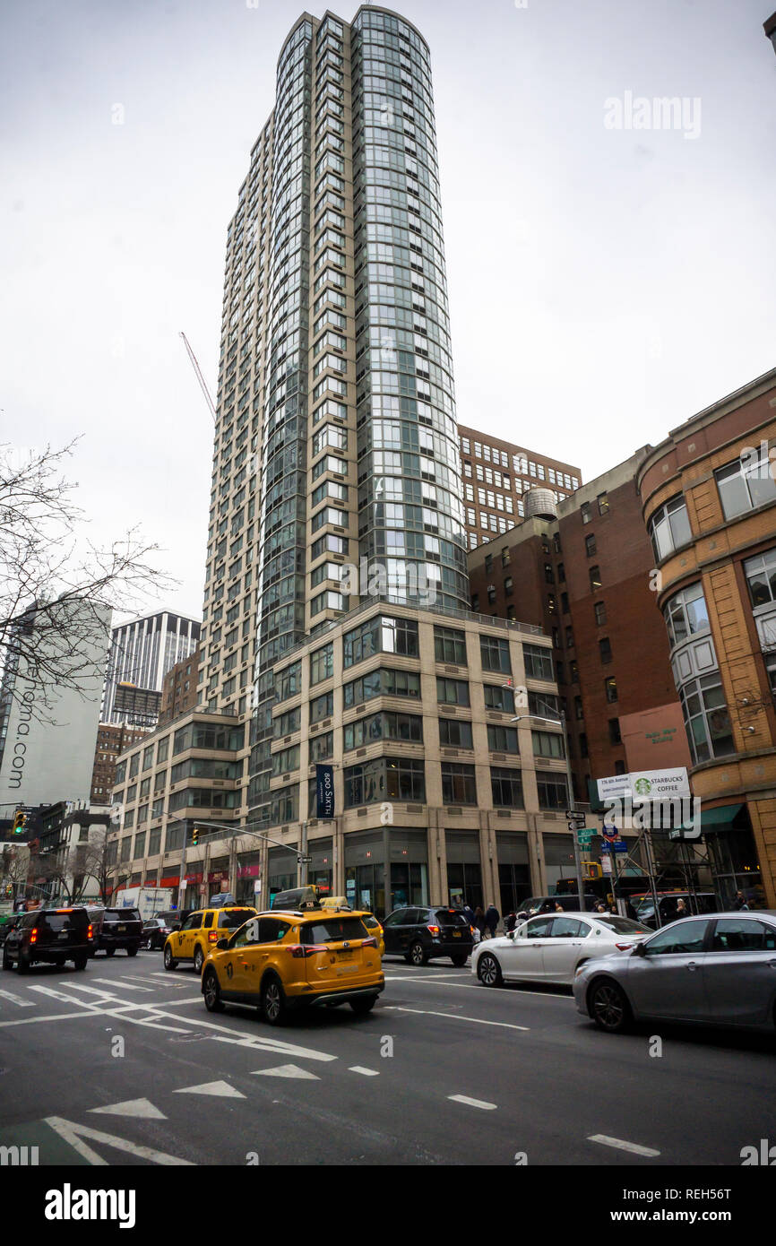 La Chelsea apartment building at Archstone 800, Sixième Avenue à New York le mercredi, Janvier 16, 2019. L'équité en matière d'immeuble d'woners est signalé dans un contrat pour vendre les 36 étages de l'unité 266 luxury apartment building à Greystar Resources pour un rapporté 240 millions de dollars. Greystar Resources est le plus grand responsable de l'appartement résidentiel aux États-Unis avec plus de 150 000 unités de son portefeuille. (© Richard B. Levine) Banque D'Images