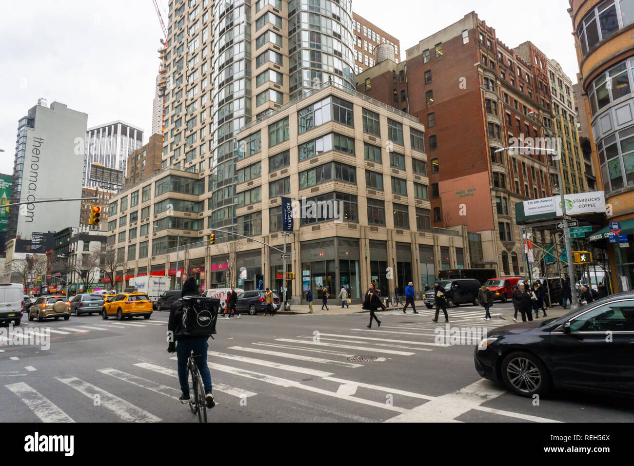 La Chelsea apartment building at Archstone 800, Sixième Avenue à New York le mercredi, Janvier 16, 2019. L'équité en matière d'immeuble d'woners est signalé dans un contrat pour vendre les 36 étages de l'unité 266 luxury apartment building à Greystar Resources pour un rapporté 240 millions de dollars. Greystar Resources est le plus grand responsable de l'appartement résidentiel aux États-Unis avec plus de 150 000 unités de son portefeuille. (Â© Richard B. Levine) Banque D'Images