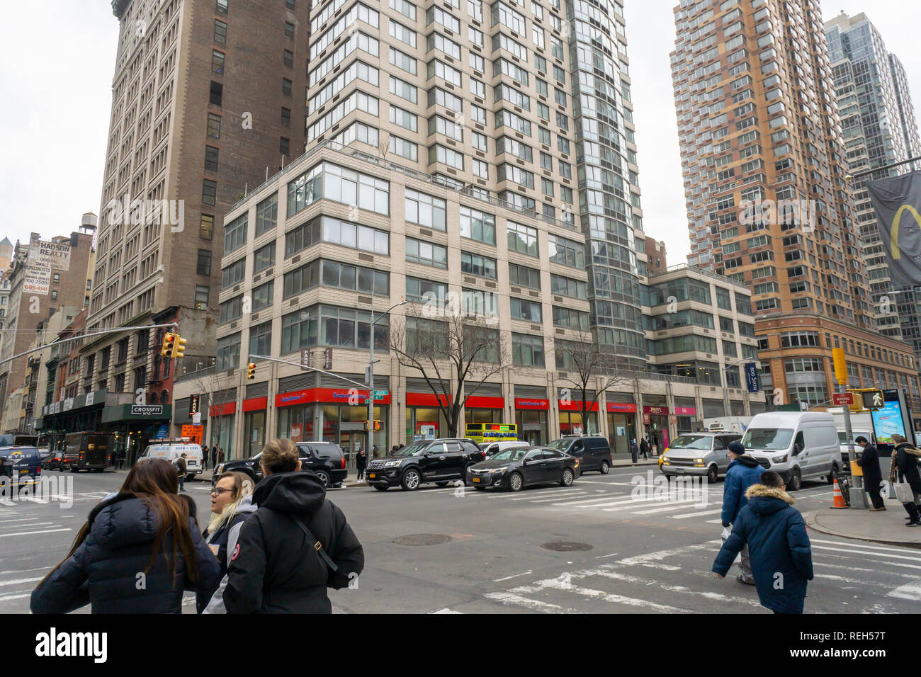 La Chelsea apartment building at Archstone 800, Sixième Avenue à New York le mercredi, Janvier 16, 2019. L'équité en matière d'immeuble d'woners est signalé dans un contrat pour vendre les 36 étages de l'unité 266 luxury apartment building à Greystar Resources pour un rapporté 240 millions de dollars. Greystar Resources est le plus grand responsable de l'appartement résidentiel aux États-Unis avec plus de 150 000 unités de son portefeuille. (Â© Richard B. Levine) Banque D'Images