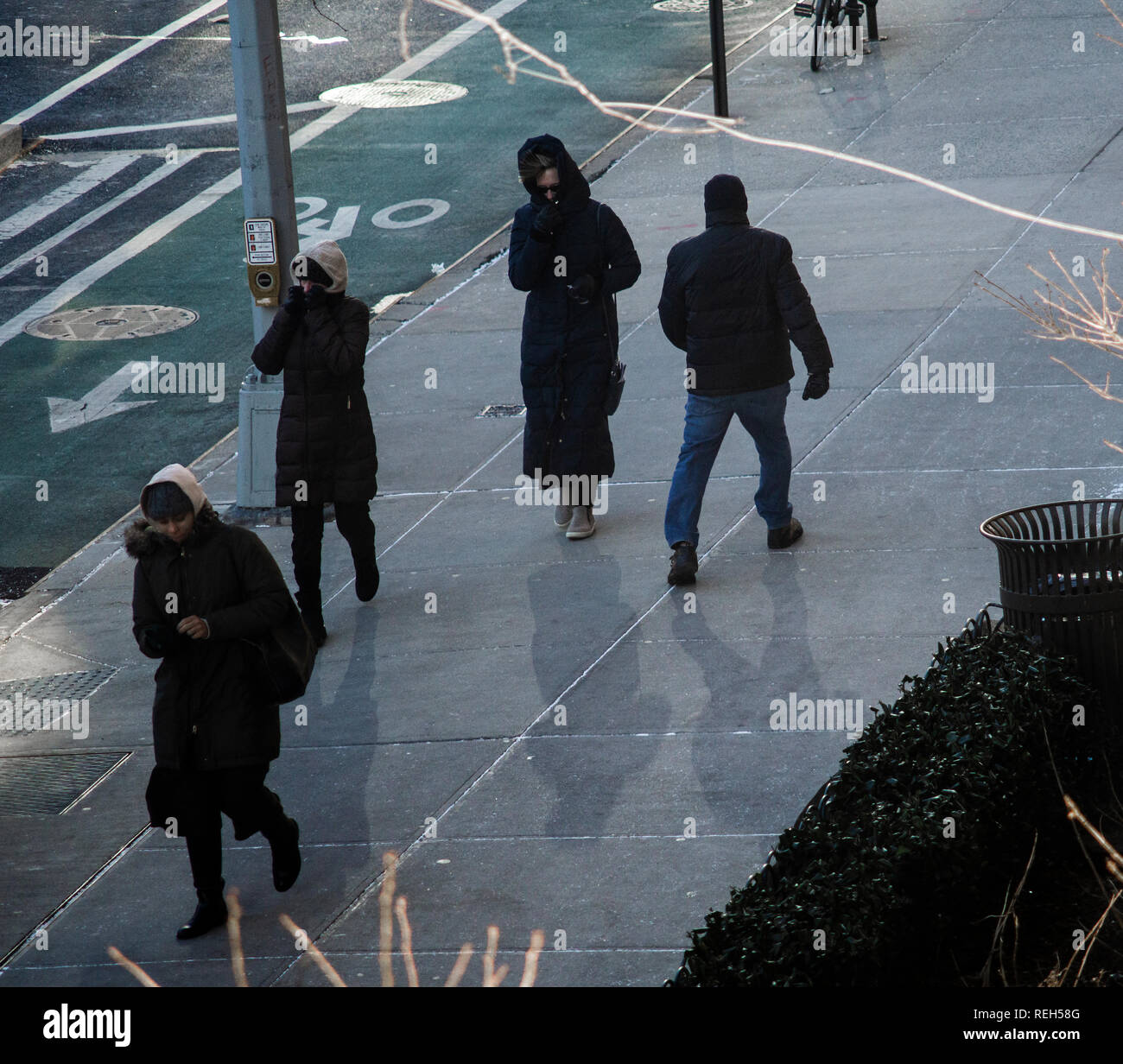 Les piétons s'emmitoufler par une froide journée d'hiver à Chelsea à New York le lundi 21 janvier, 2019. New York et la région des trois états connaît des températures avec un seul chiffre zéro sous-facteurs de refroidissement éolien.(Â© Richard B. Levine) Banque D'Images