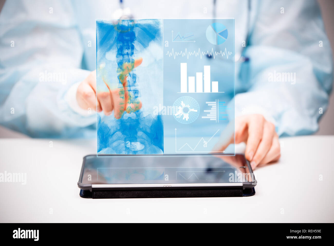 Médecin interagit avec l'écran virtuel de la nouvelle technologie pour la médecine. Banque D'Images