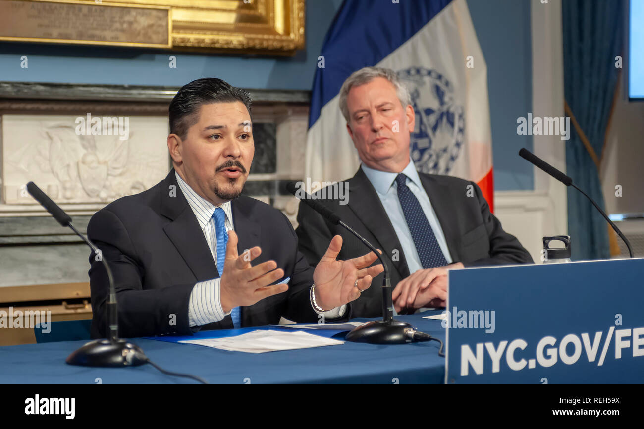 Le maire de New York, Bill De Blasio, droite, et Richard A. Carranza, Ministère de l'Éducation Écoles chancelière lors d'une conférence de presse dans la salle Bleue à New York l'Hôtel de ville le jeudi 17 janvier 2019, sur des écoles. (Â© Richard B Levine) Banque D'Images