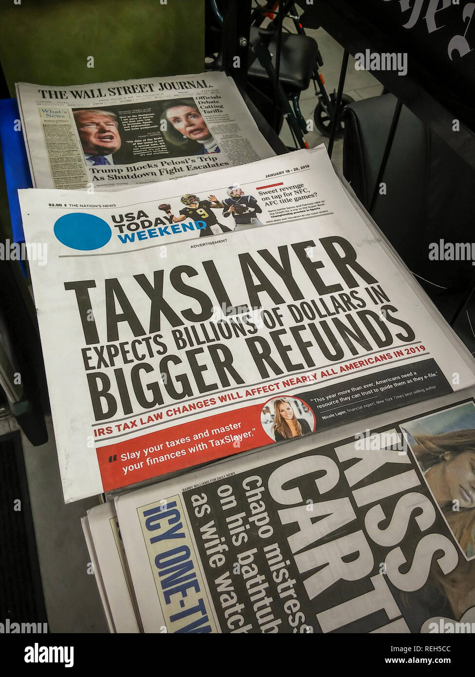 L'édition du week-end USA aujourd'hui, avec une annonce sur sa couverture, sur un kiosque à journaux, à New York, le vendredi 18 janvier 2019. MNG Entreprises, contrôlé par hedge fund Alden Global Capital, serait de préparer une liste de candidats de se présenter pour le conseil d'Bassan en supposant que Gannett rejette la MNG offre 1,36 milliard de dollars. (© Richard B. Levine) Banque D'Images