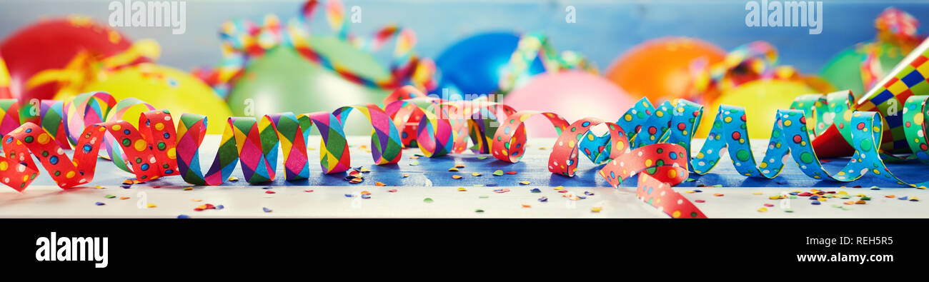 Panorama de fête Carnaval partie ou d'un bandeau ou d'un en-tête avec des ballons colorés, confetti et serpentins enroulés Banque D'Images