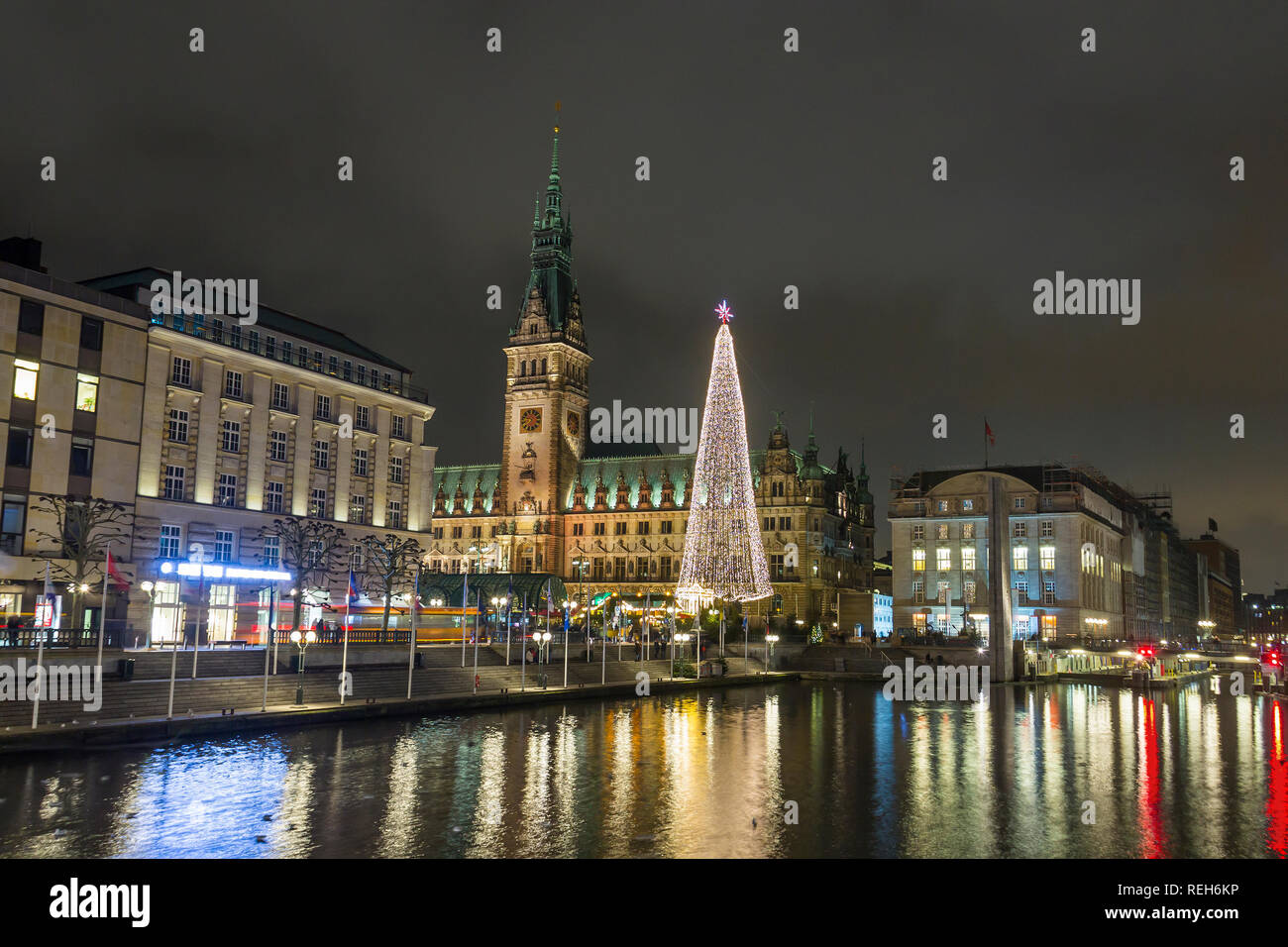 Hôtel de ville de Hambourg, l'Alster, et l'arbre de Noël dans la soirée, Allemagne Banque D'Images