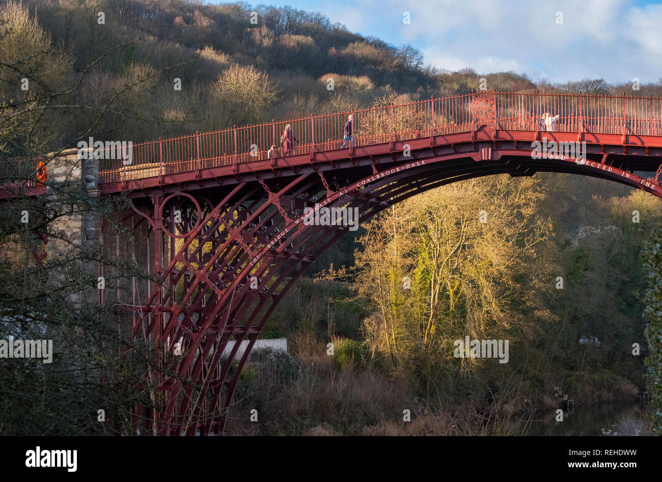 Soleil d'hiver met en évidence la couleur rouge de le pont de fer sur la rivière Severn à Ironbridge, Shropshire, England, UK Banque D'Images