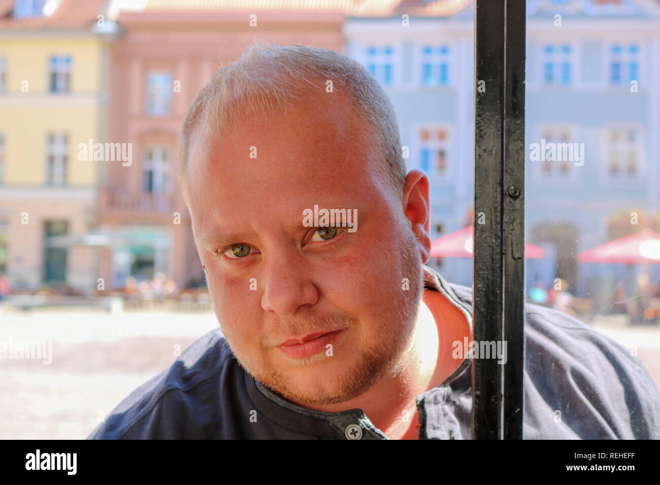 L'excès de jeune homme aux cheveux blonds Portrait Banque D'Images